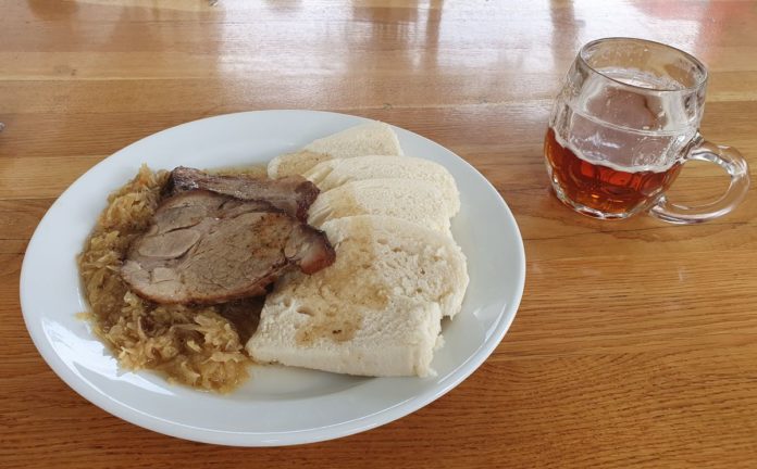 Leckere böhmische Knödel mit Schweinebraten und Sauerkraut