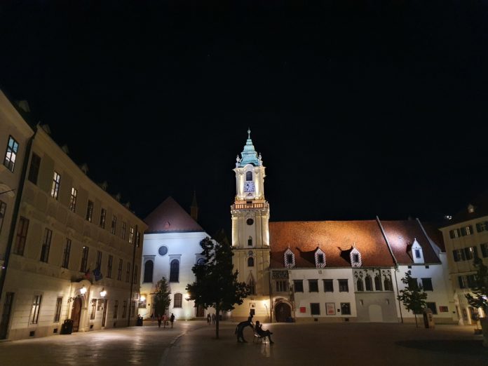 Hauptplatz Altstadt Bratislava bei Nacht