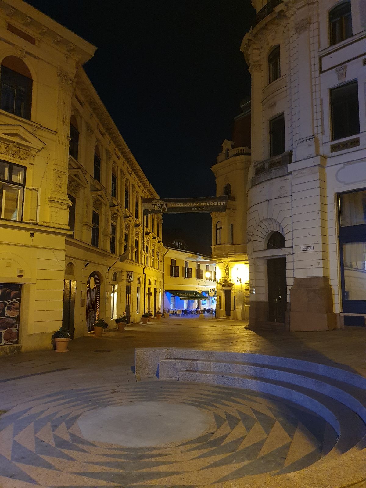 Pécs - Széchenyi square bei Nacht