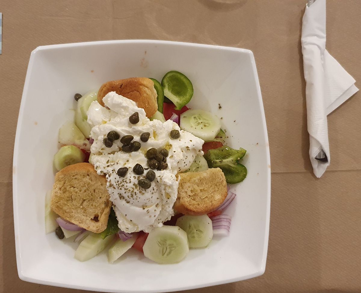 Naxos-Salat mit Xynomizithra-Käse