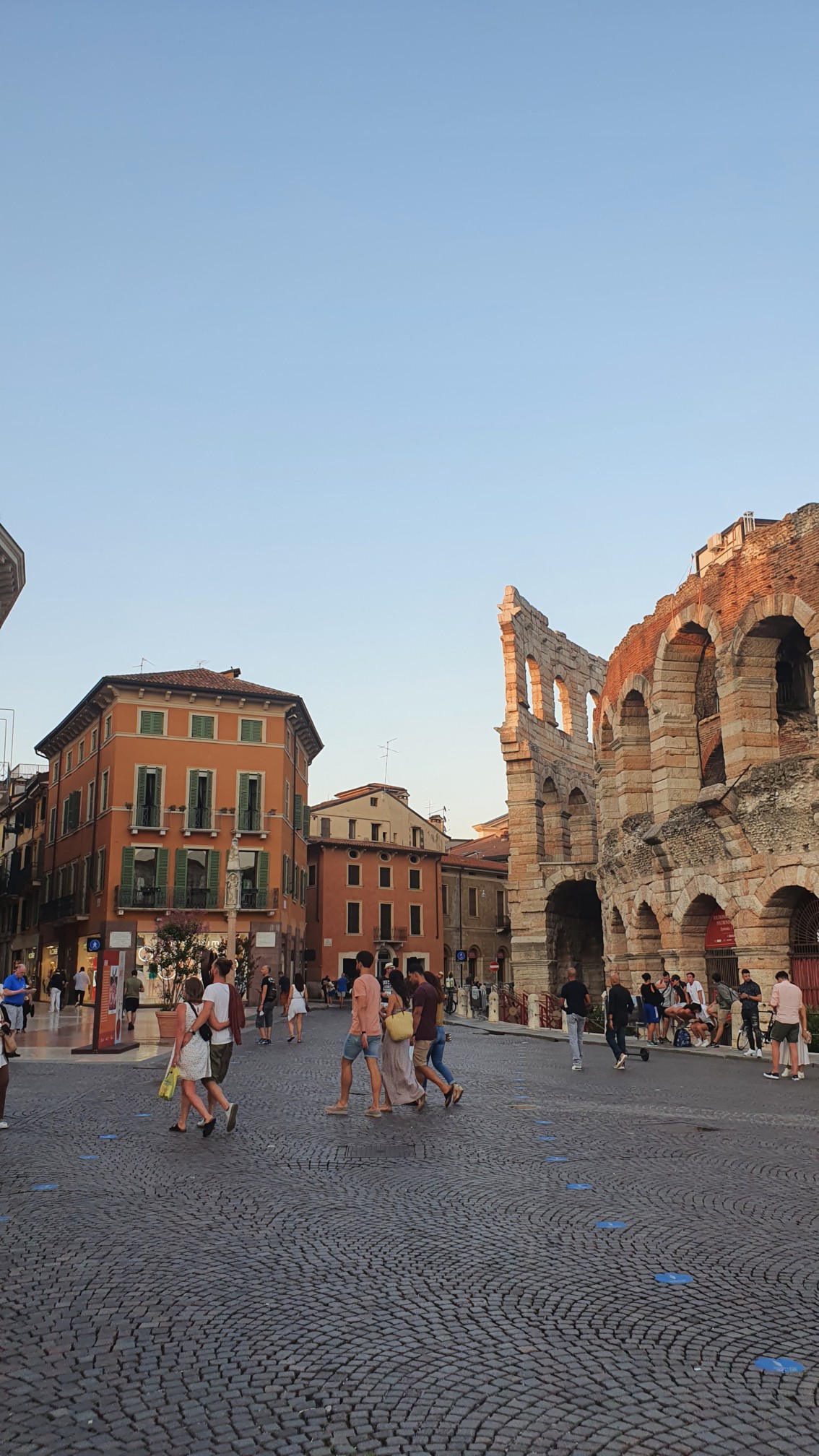 Piazza Brà mit Blick auf das römische Amphitheater in Verona
